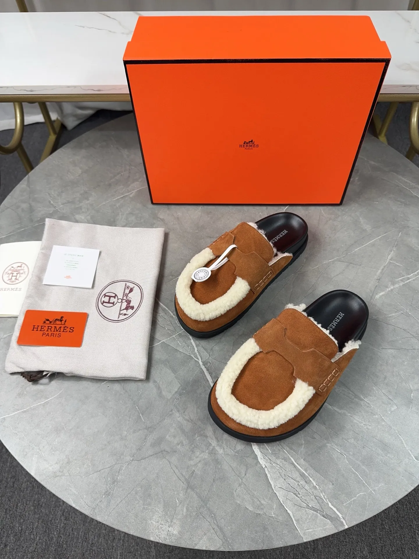 p460🐮🐮HERMES Birkenstock Mules🍬 Spring and summer really need versatile slippers. They have a casual and high-end feel, and the comfort is also great. The large toe design adds a playful feel, and the slip-on design is convenient and practical to wear. 🌷Upper: original high mercerized cow velvet 🌷Inner lining: wool 🌷Outsole: original TPU water platform + rubber film combination 🌷Number of sizes: women's size 35-40 (40-41 -42 is not returnable) men's size: 38-45 (45 is not returnable)